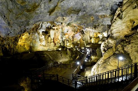 Phong Nha cave - Paradise cave Tour from Dong Hoi Vietnam